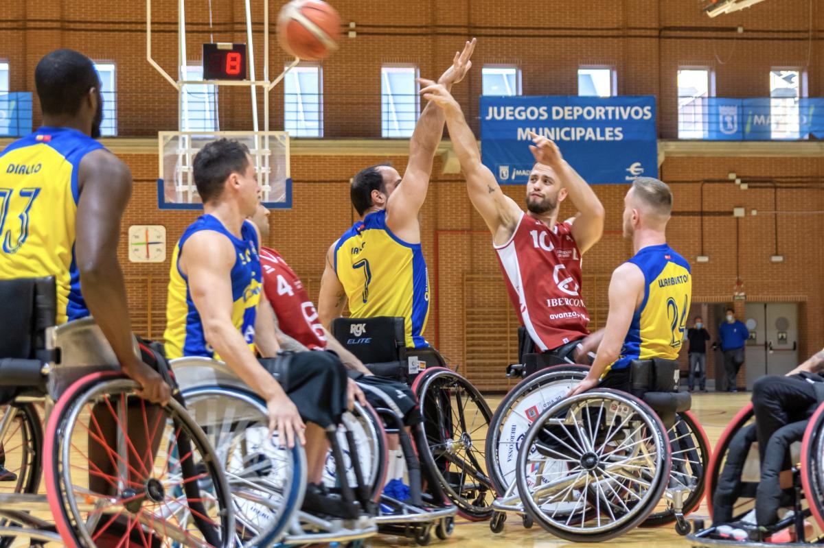 Xogadores do Iberconsa Amfiv durante un partido de baloncesto en cadeira de rodas