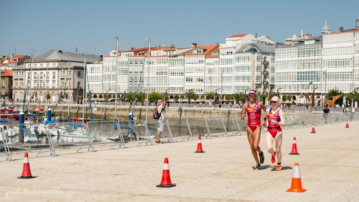 Fotografía de Susana y su compañera Paula corriendo en A Coruña, extraida de su blog