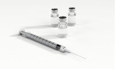 Fotografía en la que se aprecian tres tubos de vacuna y una jeringuilla