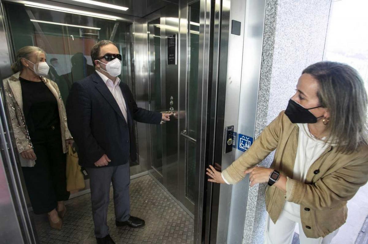Imagen del presidente del Consejo Territorial comprobando la accesibilidad de los ascensores de la Intermodal compostelana