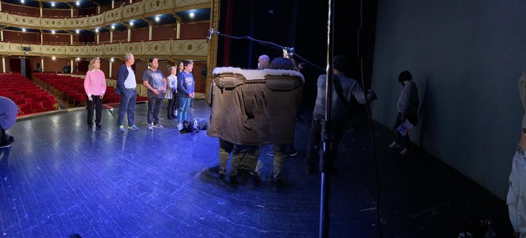 En la fotografía se ve a un grupo de Muxicas y miembros del equipo del cortometraje en el escenario del Teatro de Benavente (Zamora)