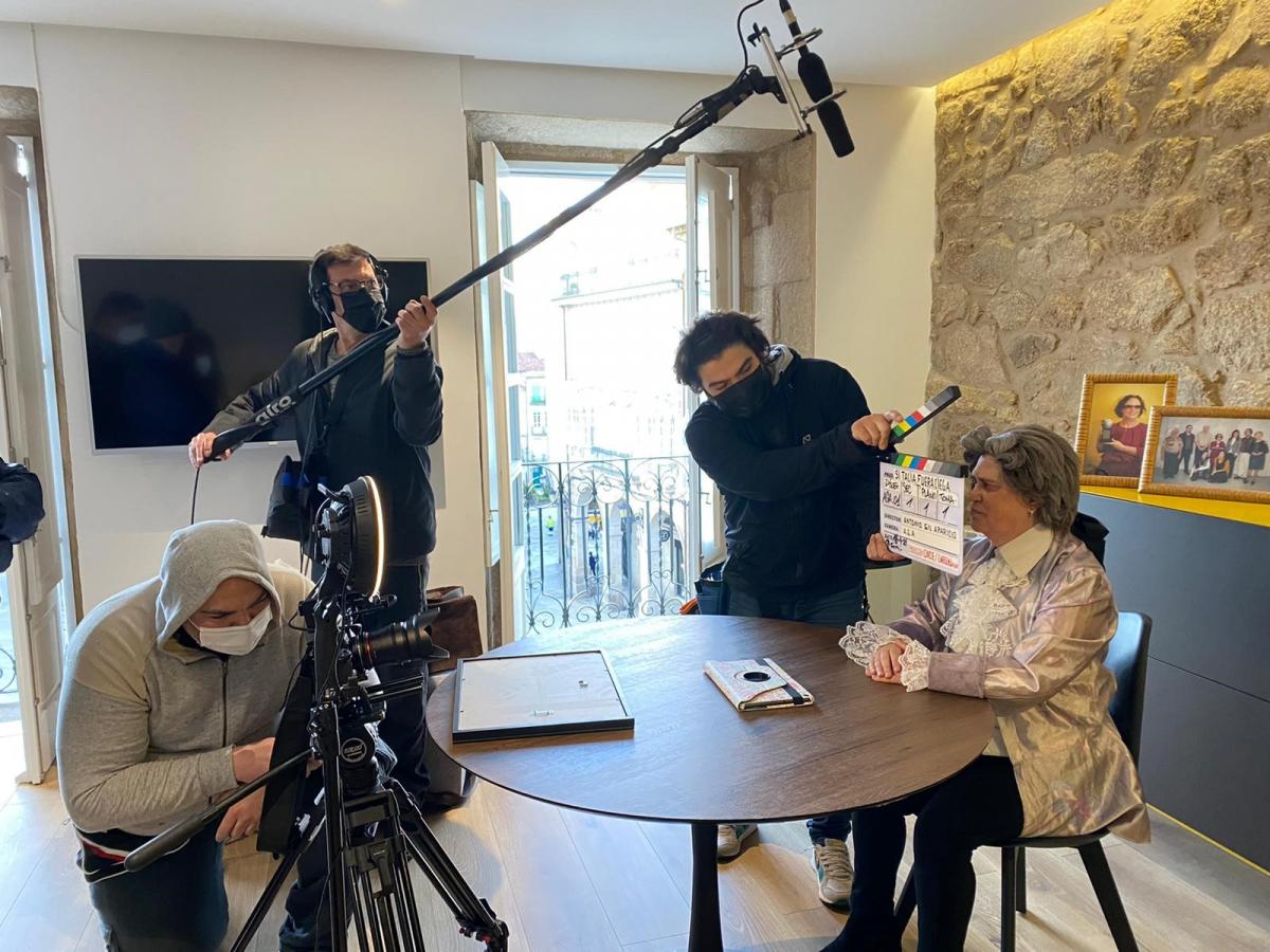 El equipo de rodaje graba a la actriz afiliada Aida Sáiz en un piso del Casco Histórico de Ourense