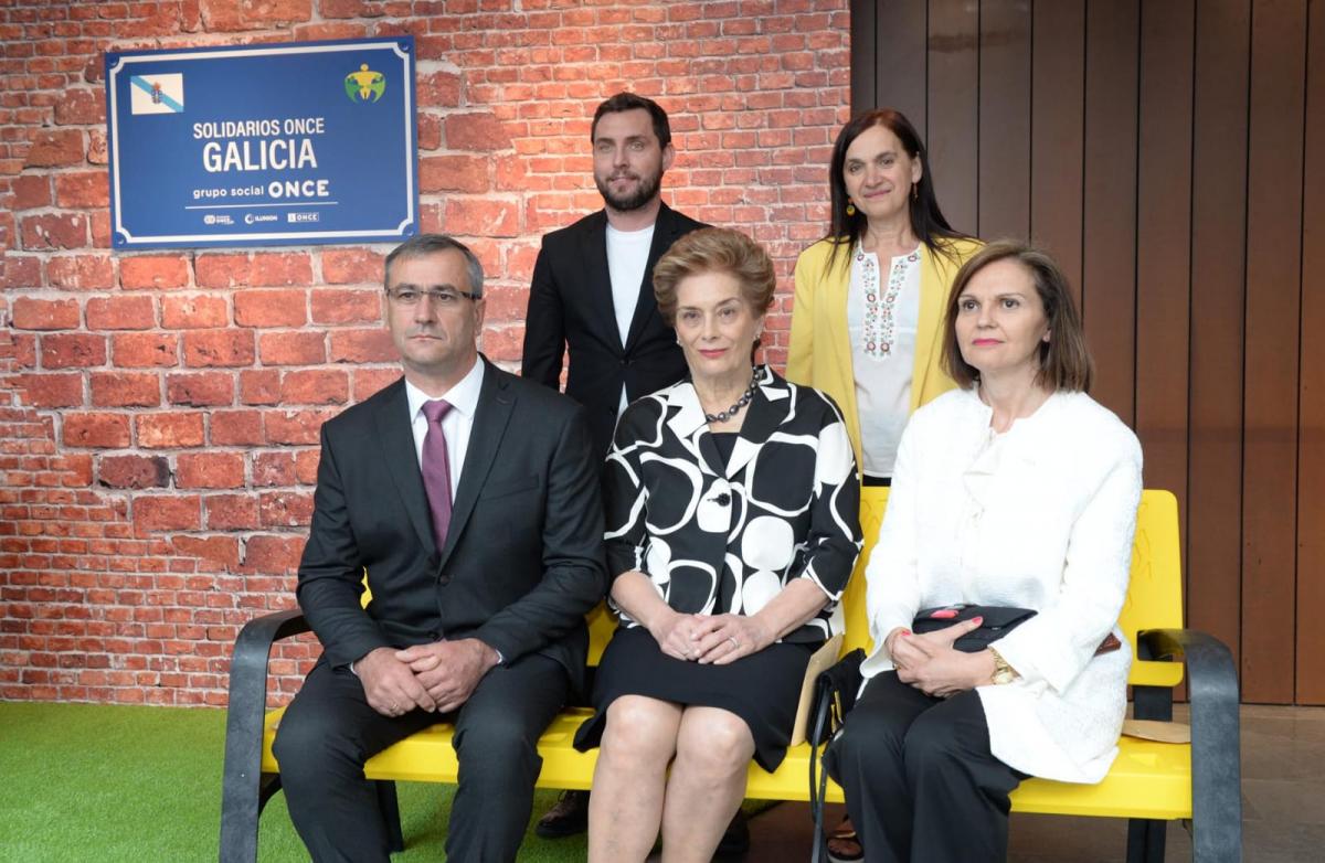 Fotografía de los cinco premiados en el año 2019, posando en el set instalado en el vestíbulo del Teatro Colón de A Coruña, sede de la gala de entrega