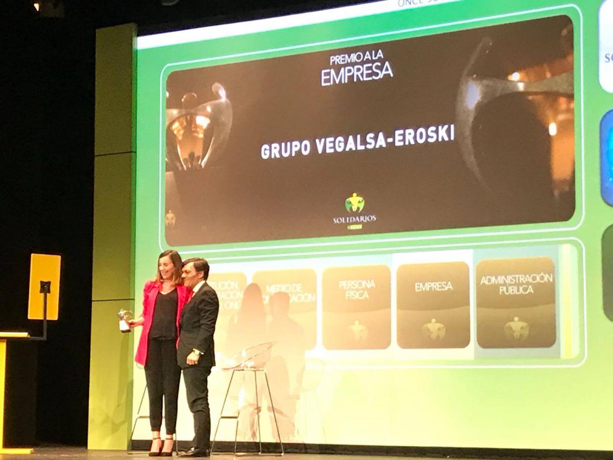 Imagen que recoge el momento de la entrega a Vegalsa-.Eroski del Premio Solidarios ONCE-Galicia 2018