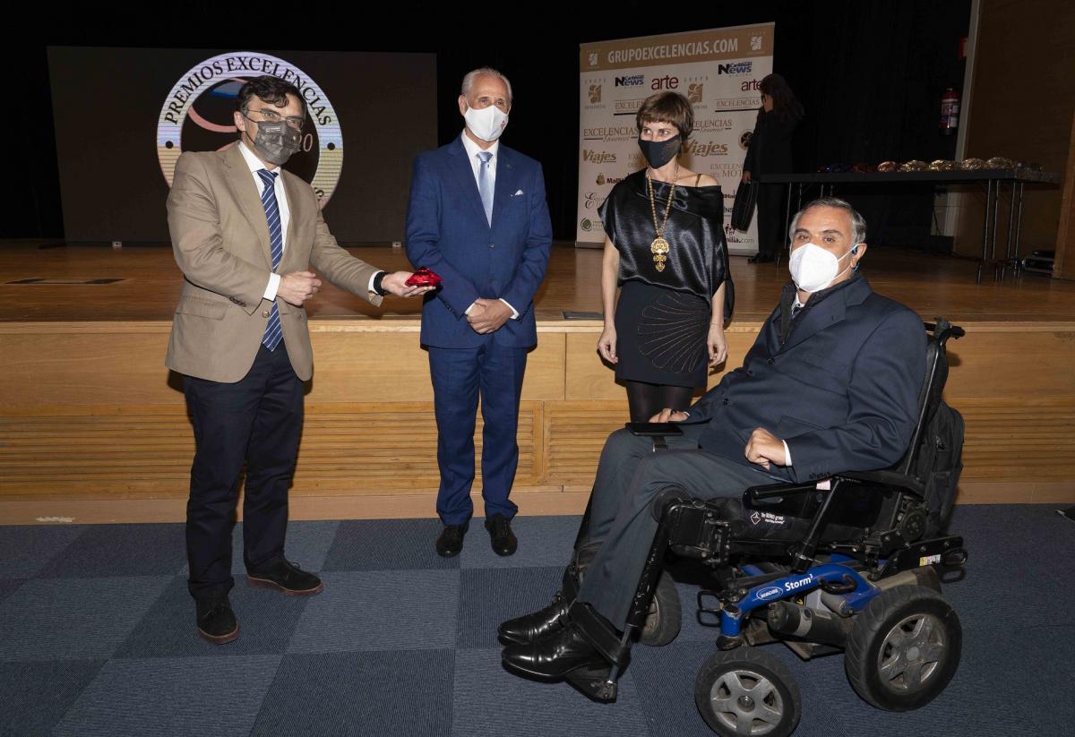 Imagen de la entrega del Premio "Excelencias Turísticas" al proyecto de Fundación ONCE, que recoge Alberto Durán