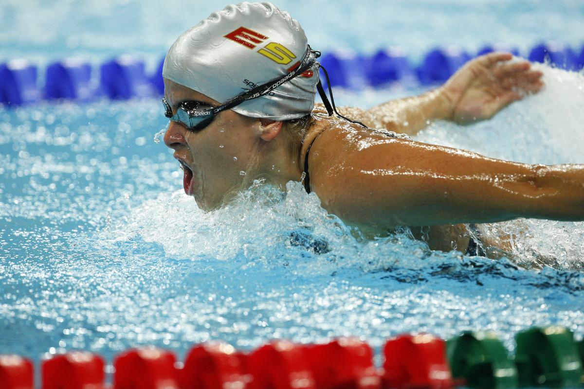 Imagen de un campeón de natación durante un campeonato