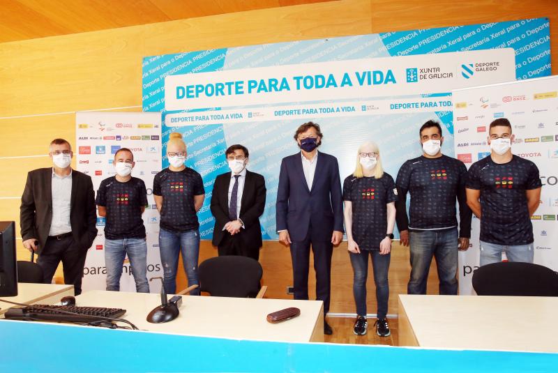 En la imagen posan los cinco deportistas presentes junto a Lete Lasa, Alberto Durán y Luis Leardy