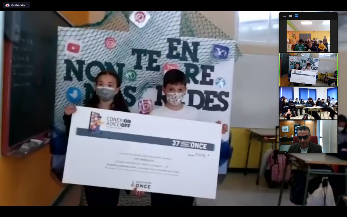 En la imagenn aparecen dos pequeños alumnos del CEIP Nicolás de Río de Cedeira sosteniendo el certificado que los proclama ganadores