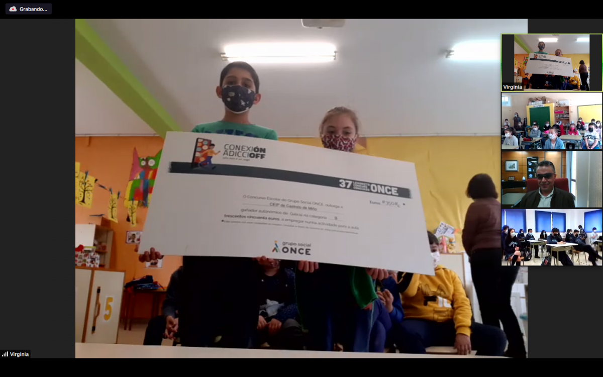 Una pareja de alumnos del CEIP Castrelo de Miño sostiene el certtificado que acredita al aula a la que pertenecen como ganadora de la categoría B del concurso Escolar