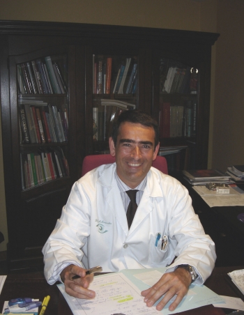 El Dr. José Antonio Saavedra sentado ante su mesa de despacho del Centro de Ojo