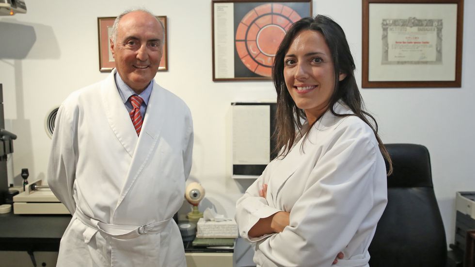 Imagen del Dr. Iglesias Touriño acompañado de su hija, también oftalmóloga, en la consulta que comparten