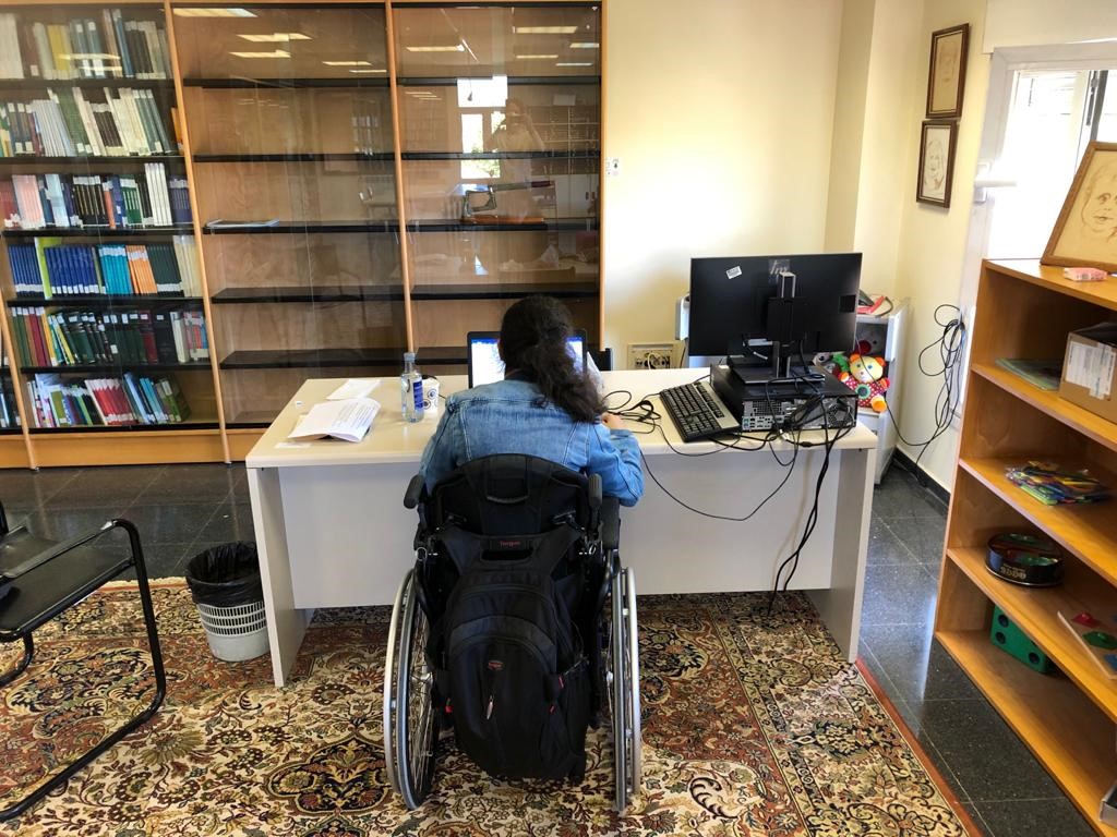 Imaxe dunha estudante en cadeira de rodas durante as probas da ABAU no CRE de Pontevedra
