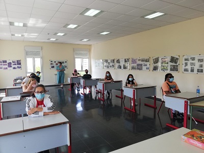 Imagen de parte de los alumnos de un curso de inglés en un aula del CRE recibiendo formación de una profesora
