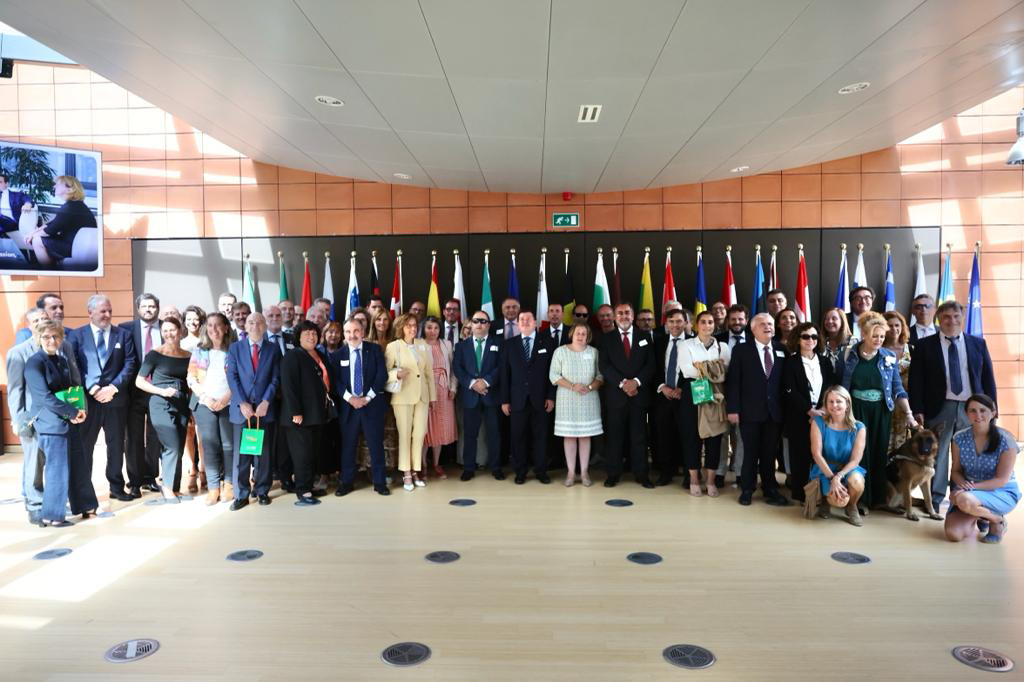 Foto de familia de los participantes en la reunión regional con Europa