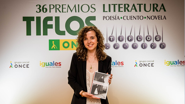 María Teresa posando con su obra, ganadora del Premio Tiflos