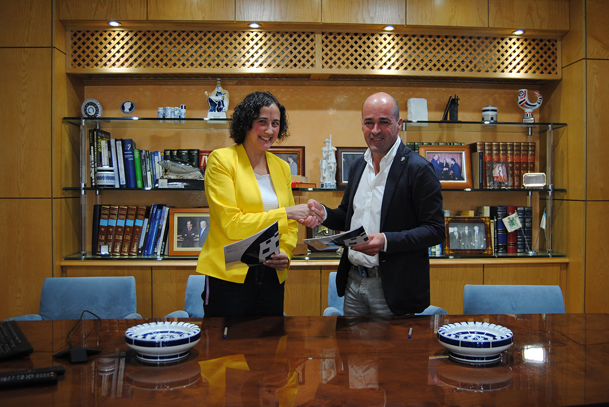 Jaime Luis López y  Beatriz Gallego, tras la firma del acuerdo