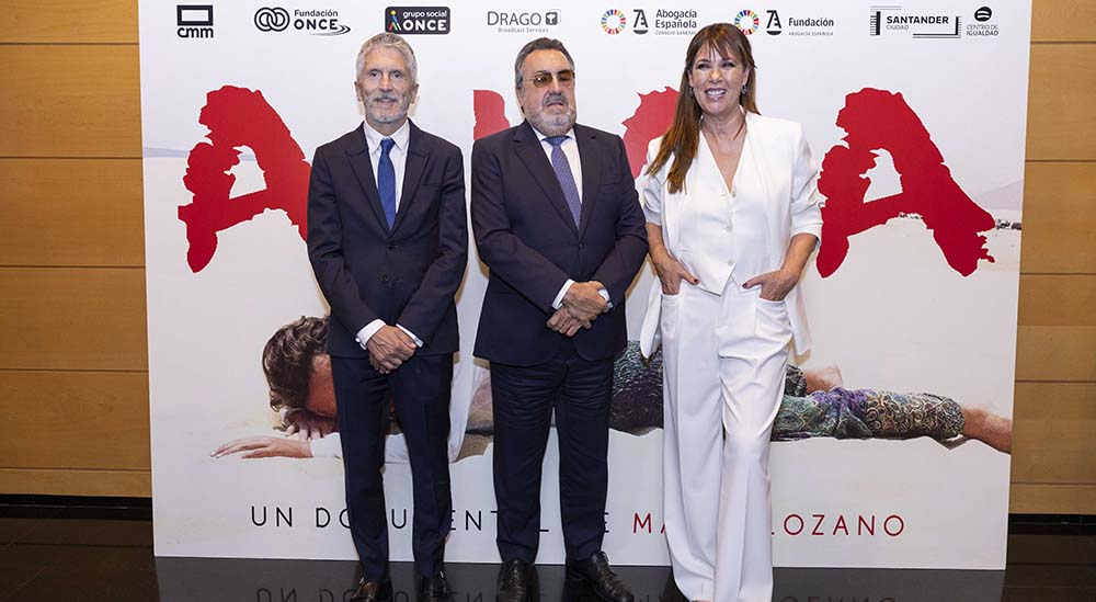 Grande Marlaska, Miguel Carballeda y Mabel Lozano durante la presentación del documental