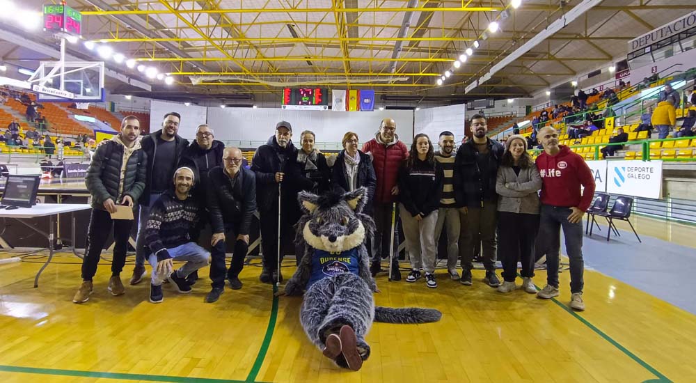 Foto de familia del grupo de afiliados a la ONCE que asistió al partido de baloncesto