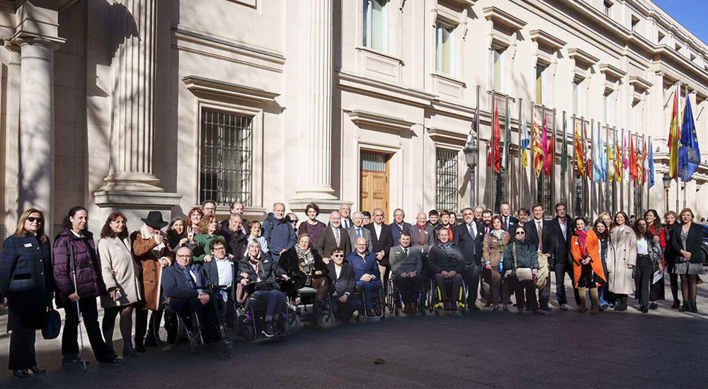 Foto familia personas con discapacidad en la puerta del Senado