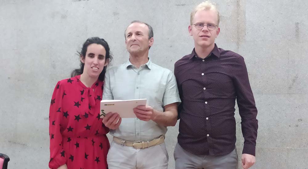 Corina Alfonso, el ganador del Concurso de Microrrelatos, Alfonso Filgueira, y Ricardo Badía.