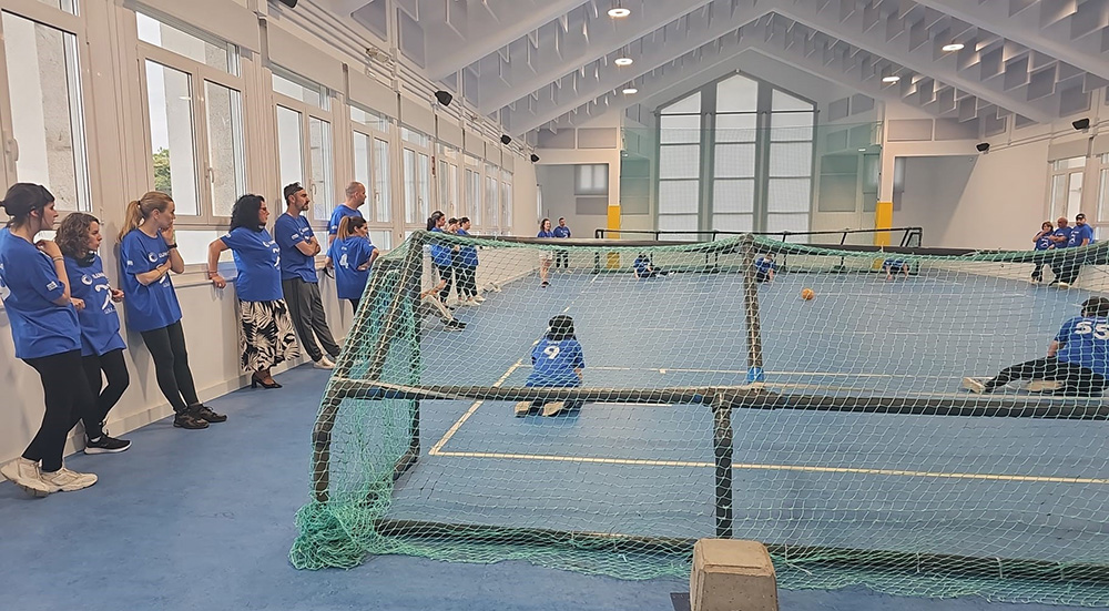 Empleados de Ilunion Facility Services practicando goalball