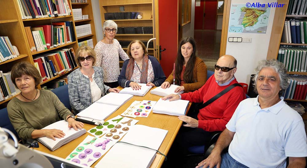 Imagen de las personas que forman el Club de Lectura de la ONCE en Vigo