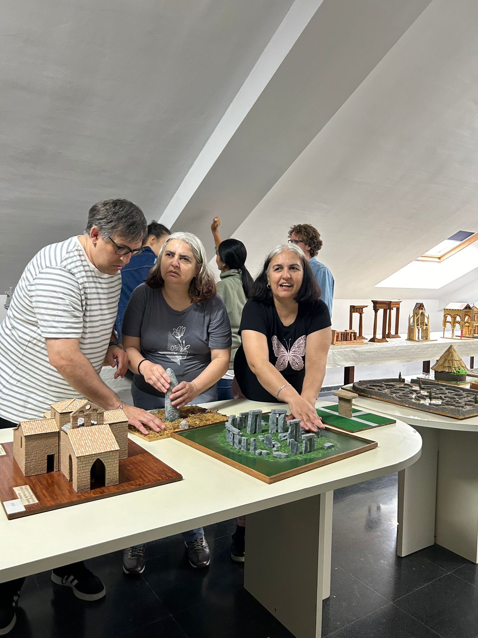 Personas con sordoceguera tocan maquetas de monumentos