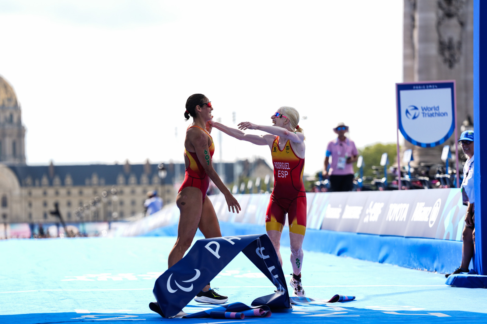 Susna celebrando la victoria con su guía