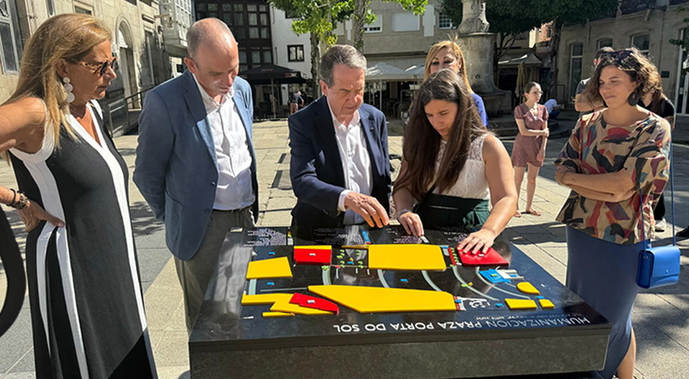 Abel Caballero, alcalde de Viho, ante la maqueta de la Plaza de la Puerta del Sol