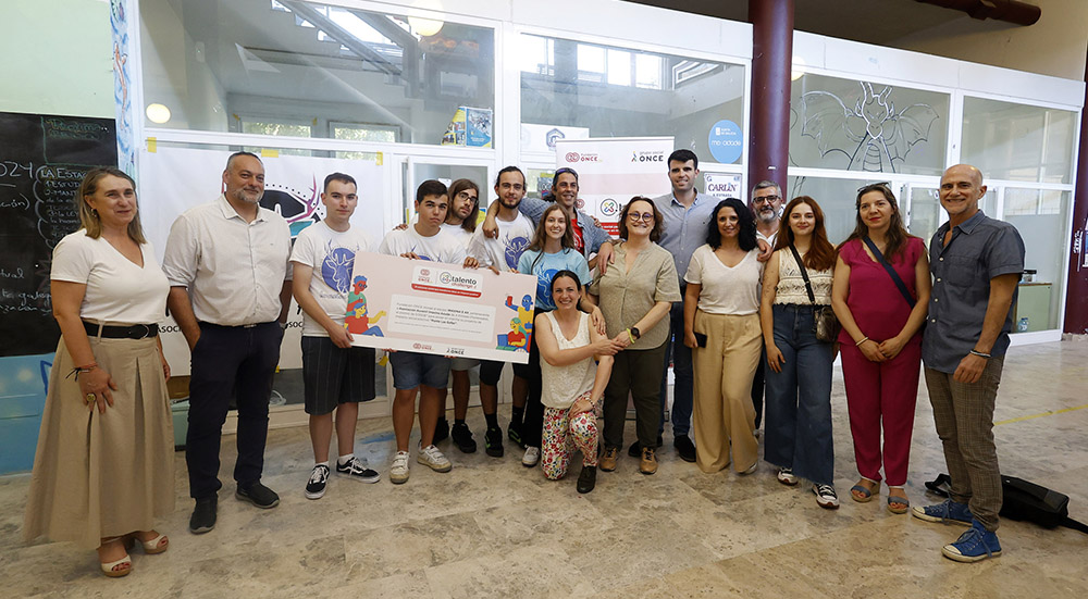 Foto de familia del acto de la entrega del cheque