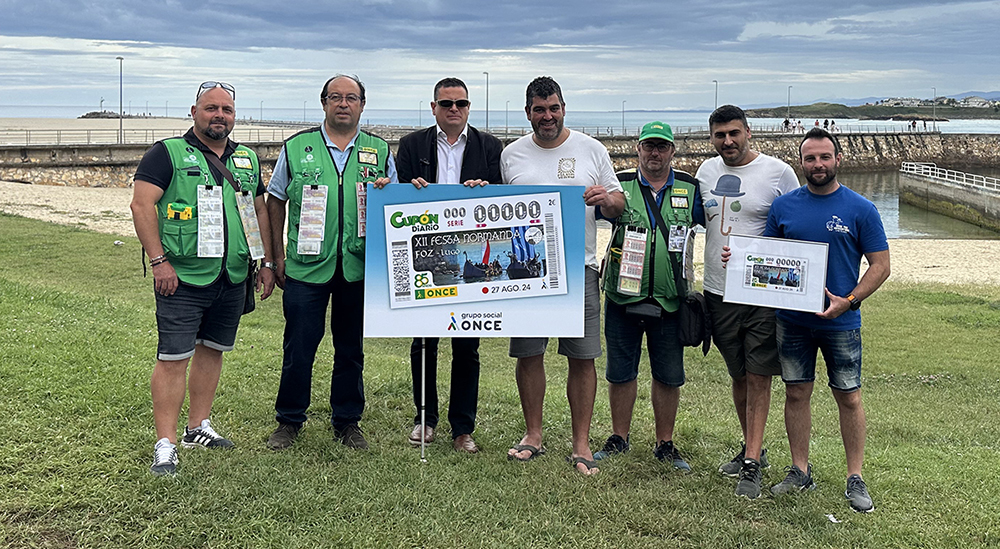 Foto de familia de la presentación del cupón dedicado a la XII Fiesta Normanda de Foz