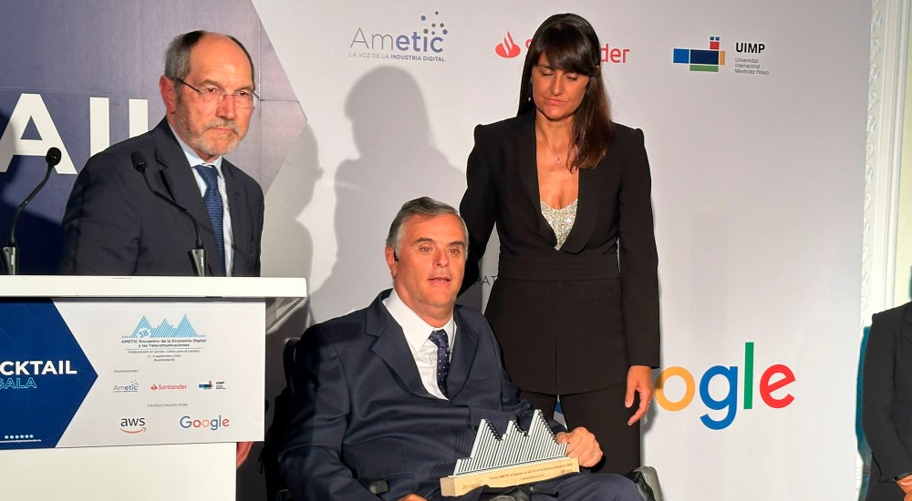 Jesús Hernández recogiendo el premio AMETIC