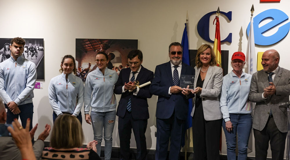 Foto de familia de la entrega de premio Cermi al equipo paralímpico