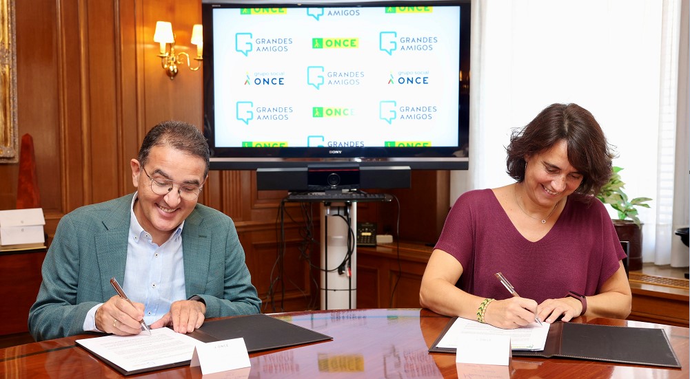 Foto de la firma del convenio con Fundación Grandes Amigos