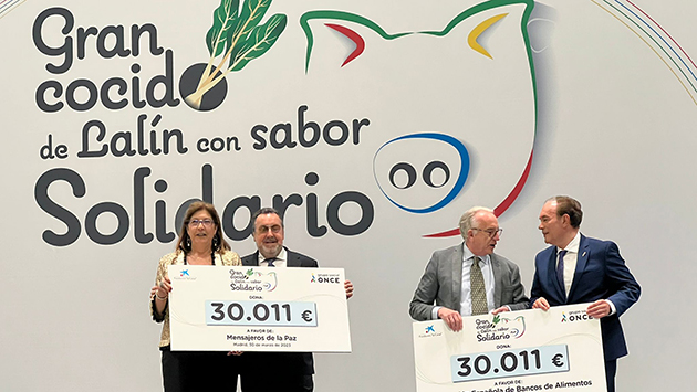 Miguel Carballeda y Xosé Crespo entregan chques a Mensajeros de la Paz y la Federación de Bancos de Alimentos