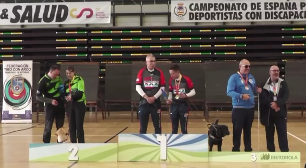 Antonio Hermida en el podium como medalla de bronce del Campeonato Nacional de Tiro con Arco