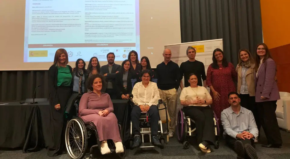 Foto de grupo de los participantes en la jornada Jornada Formativa ‘Mujer, discapacidad y violencia de género. hacer visible lo invisible’