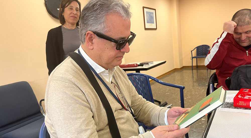 Usuario probando las gafas Rayban