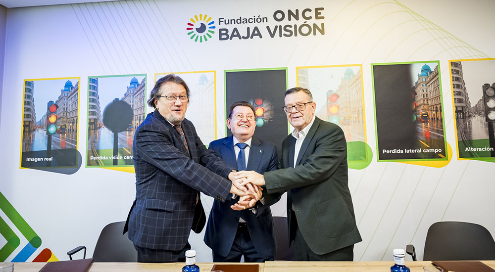 Rafael Ignacio Barraquer, Ángel Sánchez y José Luis Martínez estrechando sus manos