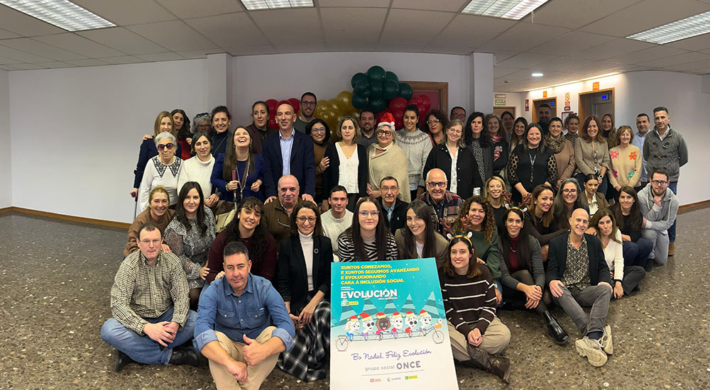 Foto de familia del encuentro navideño en Vigo las tres estructuras del Grupo Social ONCE