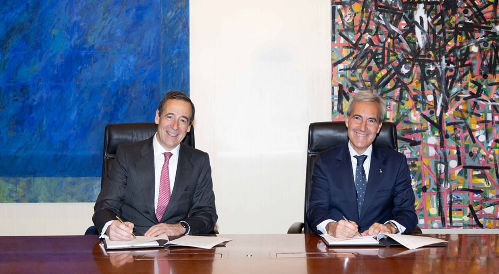 Gonzalo Gortázar (CaixaBank) y Alejandro Oñoro (ILUNION) firmando el Programa Unlimited