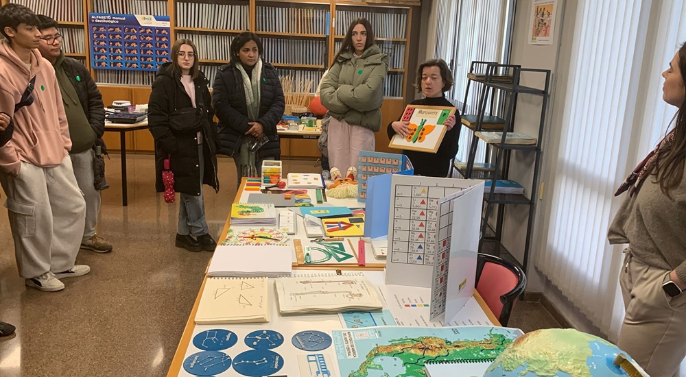Los asistentes a la jornada conociendo los distintos materiales en braille
