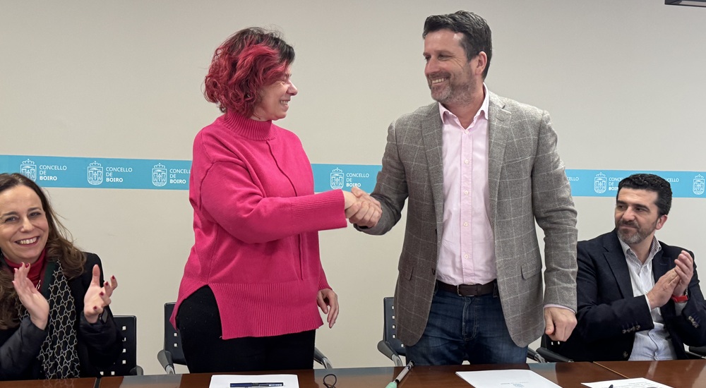 El alcalde de Boiro (A Coruña), José Ramón Romero, y la secretaria general de Fundación ONCE y vicepresidenta ejecutiva de Inserta Empleo, Virginia Carcedo, durante la firma del convenio