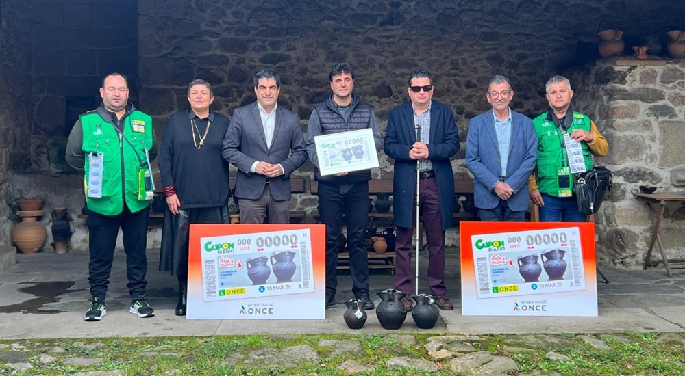 Foto de familia de la presentación del cupón dedicado a la alfarería de Gundivós