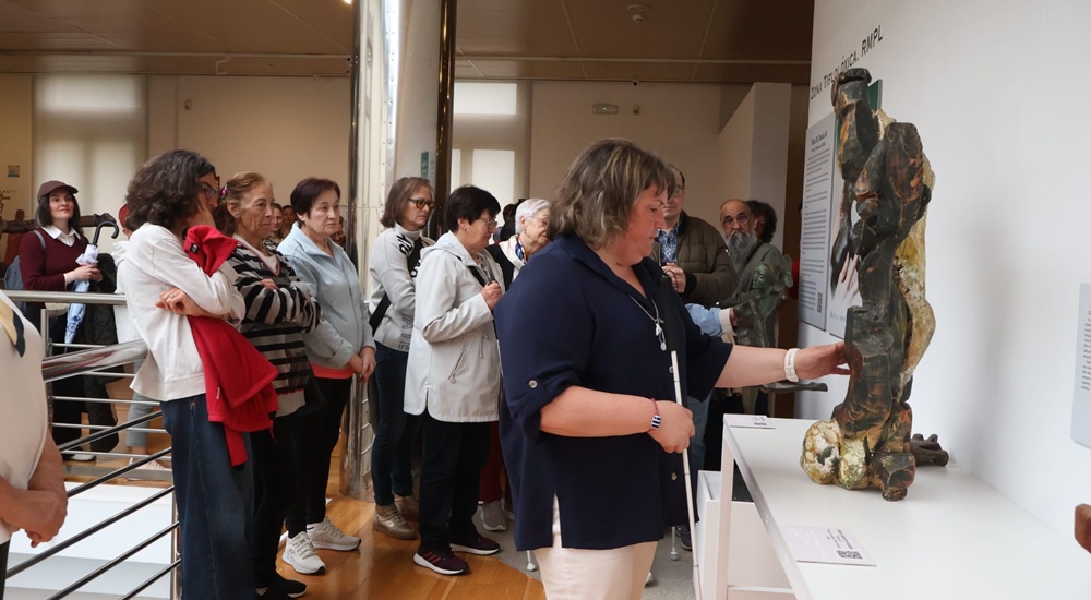 Una mujer ciega toca una de las esculturas de la exposición del Tiflológico en el Museo Provincial de Lugo
