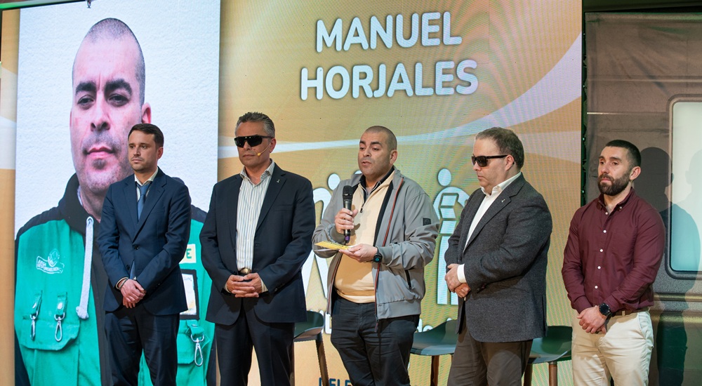 Manuel Horjales enel momento de recoger su galardón