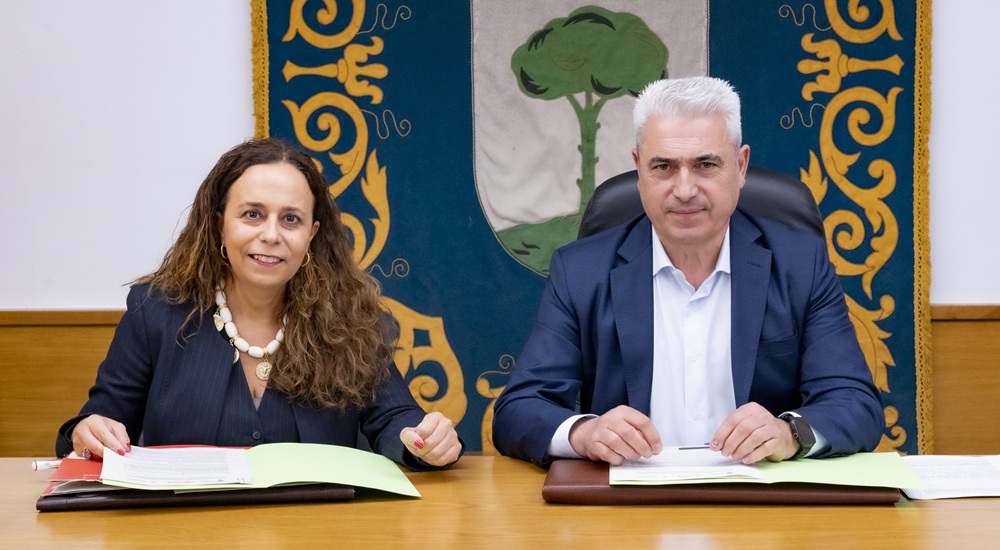 Manuel Taboada y Mar Medeiros en la firma del convenio
