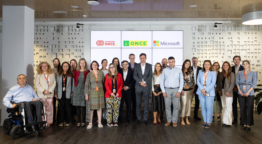 Foto de familia del acuerdo entre Fundación ONCE y Microsoft