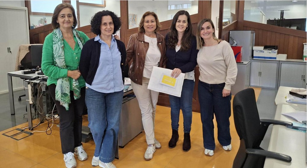 La responsable de la Unidad de Diversidad, Raquel Rey y personal de la Secretaría General con el que se incluye el kit de accesabilidad
