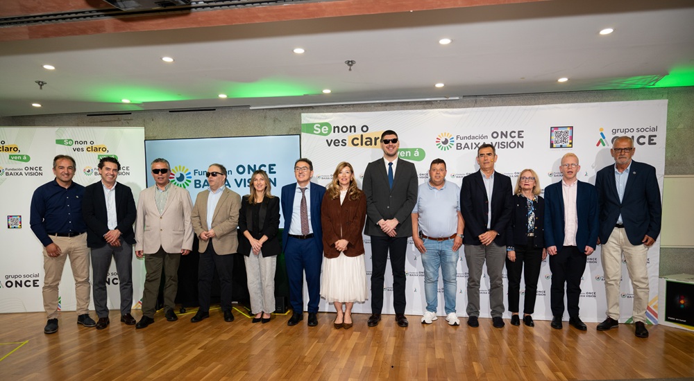 Foto de familia de la presentación de la Fundación ONCE Baja Visión en Galicia